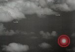Standbild US B-24 Liberator Bomber angreifen Iwo Jima Iwo Jima, 1945, aus Sekunde 60 historischem Filmmaterial Videoclip 65675022850