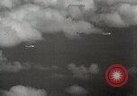 Standbild US B-24 Liberator Bomber angreifen Iwo Jima Iwo Jima, 1945, aus Sekunde 61 historischem Filmmaterial Videoclip 65675022850