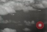 Standbild US B-24 Liberator Bomber angreifen Iwo Jima Iwo Jima, 1945, aus Sekunde 62 historischem Filmmaterial Videoclip 65675022850