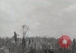 Standbild 5 Marine Regiment 1st Marine Division in Aktion gegen Japanische f Peleliu Palau Inseln, 1944, aus Sekunde 9 historischem Filmmaterial Videoclip 65675022859