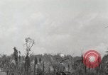 Standbild 5 Marine Regiment 1st Marine Division in Aktion gegen Japanische f Peleliu Palau Inseln, 1944, aus Sekunde 18 historischem Filmmaterial Videoclip 65675022859