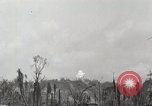 Standbild 5 Marine Regiment 1st Marine Division in Aktion gegen Japanische f Peleliu Palau Inseln, 1944, aus Sekunde 23 historischem Filmmaterial Videoclip 65675022859