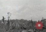 Standbild 5 Marine Regiment 1st Marine Division in Aktion gegen Japanische f Peleliu Palau Inseln, 1944, aus Sekunde 25 historischem Filmmaterial Videoclip 65675022859