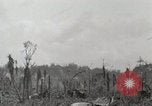 Standbild 5 Marine Regiment 1st Marine Division in Aktion gegen Japanische f Peleliu Palau Inseln, 1944, aus Sekunde 26 historischem Filmmaterial Videoclip 65675022859