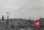 Standbild 5 Marine Regiment 1st Marine Division in Aktion gegen Japanische f Peleliu Palau Inseln, 1944, aus Sekunde 27 historischem Filmmaterial Videoclip 65675022859