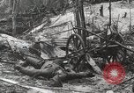 Standbild 5 Marine Regiment 1st Marine Division in Aktion gegen Japanische f Peleliu Palau Inseln, 1944, aus Sekunde 32 historischem Filmmaterial Videoclip 65675022859