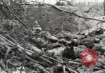 Standbild 5 Marine Regiment 1st Marine Division in Aktion gegen Japanische f Peleliu Palau Inseln, 1944, aus Sekunde 38 historischem Filmmaterial Videoclip 65675022859