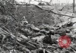 Standbild 5 Marine Regiment 1st Marine Division in Aktion gegen Japanische f Peleliu Palau Inseln, 1944, aus Sekunde 43 historischem Filmmaterial Videoclip 65675022859
