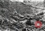 Standbild 5 Marine Regiment 1st Marine Division in Aktion gegen Japanische f Peleliu Palau Inseln, 1944, aus Sekunde 44 historischem Filmmaterial Videoclip 65675022859