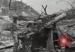 Standbild 5 Marine Regiment 1st Marine Division in Aktion gegen Japanische f Peleliu Palau Inseln, 1944, aus Sekunde 47 historischem Filmmaterial Videoclip 65675022859