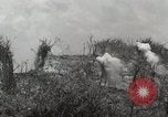 Standbild 5 Marine Regiment 1st Marine Division in Aktion gegen Japanische f Peleliu Palau Inseln, 1944, aus Sekunde 52 historischem Filmmaterial Videoclip 65675022859