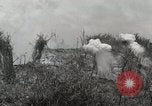 Standbild 5 Marine Regiment 1st Marine Division in Aktion gegen Japanische f Peleliu Palau Inseln, 1944, aus Sekunde 53 historischem Filmmaterial Videoclip 65675022859
