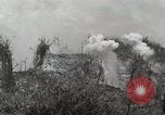 Standbild 5 Marine Regiment 1st Marine Division in Aktion gegen Japanische f Peleliu Palau Inseln, 1944, aus Sekunde 54 historischem Filmmaterial Videoclip 65675022859