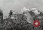 Standbild 5 Marine Regiment 1st Marine Division in Aktion gegen Japanische f Peleliu Palau Inseln, 1944, aus Sekunde 55 historischem Filmmaterial Videoclip 65675022859