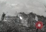 Standbild 5 Marine Regiment 1st Marine Division in Aktion gegen Japanische f Peleliu Palau Inseln, 1944, aus Sekunde 58 historischem Filmmaterial Videoclip 65675022859
