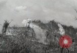 Standbild 5 Marine Regiment 1st Marine Division in Aktion gegen Japanische f Peleliu Palau Inseln, 1944, aus Sekunde 60 historischem Filmmaterial Videoclip 65675022859