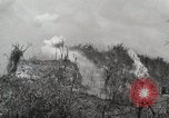 Standbild 5 Marine Regiment 1st Marine Division in Aktion gegen Japanische f Peleliu Palau Inseln, 1944, aus Sekunde 61 historischem Filmmaterial Videoclip 65675022859