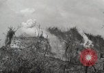 Standbild 5 Marine Regiment 1st Marine Division in Aktion gegen Japanische f Peleliu Palau Inseln, 1944, aus Sekunde 62 historischem Filmmaterial Videoclip 65675022859