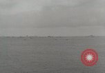 Standbild Verletzte US-Marines brachte an Bord der USS Mount McKinley AGC-7 Peleliu Palau Inseln, 1944, aus Sekunde 5 historischem Filmmaterial Videoclip 65675022862