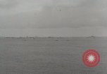 Standbild Verletzte US-Marines brachte an Bord der USS Mount McKinley AGC-7 Peleliu Palau Inseln, 1944, aus Sekunde 9 historischem Filmmaterial Videoclip 65675022862