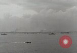 Standbild Verletzte US-Marines brachte an Bord der USS Mount McKinley AGC-7 Peleliu Palau Inseln, 1944, aus Sekunde 16 historischem Filmmaterial Videoclip 65675022862