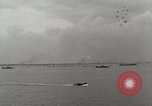 Standbild Verletzte US-Marines brachte an Bord der USS Mount McKinley AGC-7 Peleliu Palau Inseln, 1944, aus Sekunde 22 historischem Filmmaterial Videoclip 65675022862