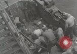 Standbild Verletzte US-Marines brachte an Bord der USS Mount McKinley AGC-7 Peleliu Palau Inseln, 1944, aus Sekunde 28 historischem Filmmaterial Videoclip 65675022862