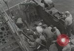 Standbild Verletzte US-Marines brachte an Bord der USS Mount McKinley AGC-7 Peleliu Palau Inseln, 1944, aus Sekunde 29 historischem Filmmaterial Videoclip 65675022862