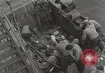 Standbild Verletzte US-Marines brachte an Bord der USS Mount McKinley AGC-7 Peleliu Palau Inseln, 1944, aus Sekunde 30 historischem Filmmaterial Videoclip 65675022862