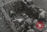 Standbild Verletzte US-Marines brachte an Bord der USS Mount McKinley AGC-7 Peleliu Palau Inseln, 1944, aus Sekunde 31 historischem Filmmaterial Videoclip 65675022862