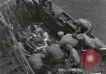 Standbild Verletzte US-Marines brachte an Bord der USS Mount McKinley AGC-7 Peleliu Palau Inseln, 1944, aus Sekunde 33 historischem Filmmaterial Videoclip 65675022862