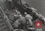 Standbild Verletzte US-Marines brachte an Bord der USS Mount McKinley AGC-7 Peleliu Palau Inseln, 1944, aus Sekunde 34 historischem Filmmaterial Videoclip 65675022862