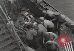 Standbild Verletzte US-Marines brachte an Bord der USS Mount McKinley AGC-7 Peleliu Palau Inseln, 1944, aus Sekunde 35 historischem Filmmaterial Videoclip 65675022862