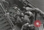 Standbild Verletzte US-Marines brachte an Bord der USS Mount McKinley AGC-7 Peleliu Palau Inseln, 1944, aus Sekunde 36 historischem Filmmaterial Videoclip 65675022862