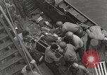 Standbild Verletzte US-Marines brachte an Bord der USS Mount McKinley AGC-7 Peleliu Palau Inseln, 1944, aus Sekunde 37 historischem Filmmaterial Videoclip 65675022862