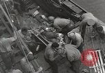 Standbild Verletzte US-Marines brachte an Bord der USS Mount McKinley AGC-7 Peleliu Palau Inseln, 1944, aus Sekunde 39 historischem Filmmaterial Videoclip 65675022862