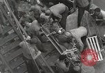 Standbild Verletzte US-Marines brachte an Bord der USS Mount McKinley AGC-7 Peleliu Palau Inseln, 1944, aus Sekunde 42 historischem Filmmaterial Videoclip 65675022862