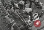 Standbild Verletzte US-Marines brachte an Bord der USS Mount McKinley AGC-7 Peleliu Palau Inseln, 1944, aus Sekunde 43 historischem Filmmaterial Videoclip 65675022862