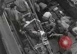 Standbild Verletzte US-Marines brachte an Bord der USS Mount McKinley AGC-7 Peleliu Palau Inseln, 1944, aus Sekunde 48 historischem Filmmaterial Videoclip 65675022862