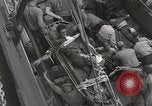 Standbild Verletzte US-Marines brachte an Bord der USS Mount McKinley AGC-7 Peleliu Palau Inseln, 1944, aus Sekunde 50 historischem Filmmaterial Videoclip 65675022862