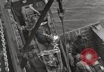 Standbild Verletzte US-Marines brachte an Bord der USS Mount McKinley AGC-7 Peleliu Palau Inseln, 1944, aus Sekunde 53 historischem Filmmaterial Videoclip 65675022862