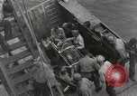 Standbild Verletzte US-Marines brachte an Bord der USS Mount McKinley AGC-7 Peleliu Palau Inseln, 1944, aus Sekunde 55 historischem Filmmaterial Videoclip 65675022862