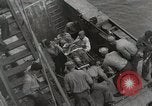 Standbild Verletzte US-Marines brachte an Bord der USS Mount McKinley AGC-7 Peleliu Palau Inseln, 1944, aus Sekunde 56 historischem Filmmaterial Videoclip 65675022862