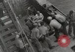 Standbild Verletzte US-Marines brachte an Bord der USS Mount McKinley AGC-7 Peleliu Palau Inseln, 1944, aus Sekunde 57 historischem Filmmaterial Videoclip 65675022862