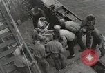 Standbild Verletzte US-Marines brachte an Bord der USS Mount McKinley AGC-7 Peleliu Palau Inseln, 1944, aus Sekunde 58 historischem Filmmaterial Videoclip 65675022862