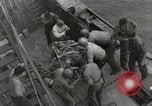 Standbild Verletzte US-Marines brachte an Bord der USS Mount McKinley AGC-7 Peleliu Palau Inseln, 1944, aus Sekunde 59 historischem Filmmaterial Videoclip 65675022862