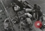 Standbild Verletzte US-Marines brachte an Bord der USS Mount McKinley AGC-7 Peleliu Palau Inseln, 1944, aus Sekunde 60 historischem Filmmaterial Videoclip 65675022862