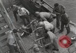 Standbild Verletzte US-Marines brachte an Bord der USS Mount McKinley AGC-7 Peleliu Palau Inseln, 1944, aus Sekunde 61 historischem Filmmaterial Videoclip 65675022862