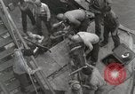 Standbild Verletzte US-Marines brachte an Bord der USS Mount McKinley AGC-7 Peleliu Palau Inseln, 1944, aus Sekunde 62 historischem Filmmaterial Videoclip 65675022862