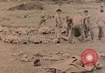 Standbild Beisetzung der gefallenen Marines Palau Inseln, 1944, aus Sekunde 4 historischem Filmmaterial Videoclip 65675022884